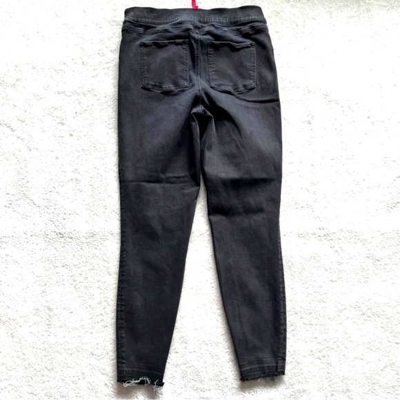 SPANX pull on Distressed Jeans - Picture 7 of 7